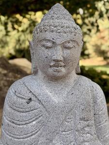 Buddha z říčního kamene s lotosovým pupenem – 60 cm