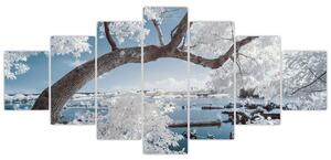 Obraz zasněženého stromu u vody (210x100 cm)