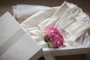 Umělecká fotografie Pink hydrangea on wedding dress in box, Tom Merton, (40 x 26.7 cm)