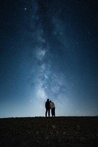 Umělecká fotografie Embraced romantic couple enjoying a starry, Daniel Garrido, (26.7 x 40 cm)