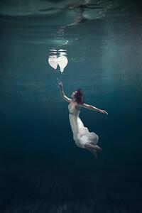 Umělecký tisk girl underwater with balloons, Mark Mawson, (26.7 x 40 cm)