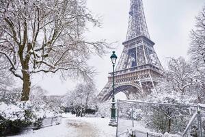Umělecká fotografie Scenic view of Eiffel tower on snowy day, encrier, (40 x 26.7 cm)