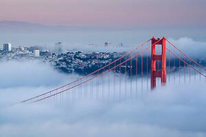 Umělecká fotografie View of Golden Gate Bridge on a foggy day, fcarucci, (40 x 26.7 cm)