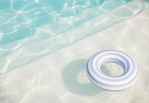 Umělecká fotografie Inflatable ring in a swimming pool, mrs, (40 x 26.7 cm)