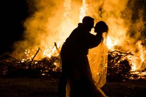 Umělecká fotografie Bride and Groom silhouette with Fire behind them, Ellen LeRoy Photography, (40 x 26.7 cm)
