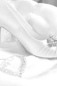 Umělecká fotografie High-heeled shoes and women's jewelry, diamond, Borisenkov Andrei, (26.7 x 40 cm)