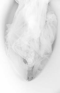 Umělecká fotografie Melting female body in white dress in the bath, Victor Dyomin, (26.7 x 40 cm)