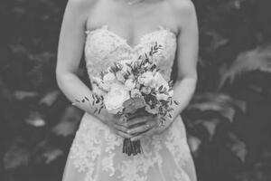 Umělecká fotografie Bride holding flowers, Dennis Diatel Photography, (40 x 26.7 cm)