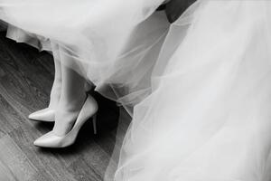 Umělecká fotografie Morning preparations. Gorgeous bride in white, VAKSMANV, (40 x 26.7 cm)