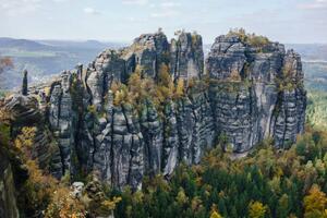 Umělecká fotografie High angle view of rocky cliffs, Halfdark, (40 x 26.7 cm)