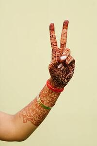 Fotografie Close-up of a woman's hand with a peace sign, photosindia, (26.7 x 40 cm)