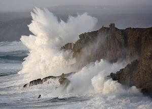 Umělecká fotografie Massive waves breaking on headland, Cornwall,, David Clapp, (40 x 30 cm)