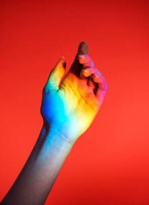 Umělecká fotografie hand with rainbow colours, Tara Moore, (30 x 40 cm)