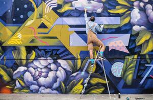 Umělecká fotografie Street Artist On A Ladder Drawing On Wall, ArtistGNDphotography, (40 x 26.7 cm)