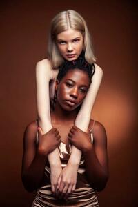 Umělecká fotografie two pretty girls african and caucasian, YunYulia, (26.7 x 40 cm)
