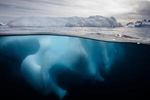 Umělecká fotografie Iceberg in Antarctica, Brett Monroe Garner, (40 x 26.7 cm)