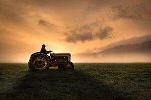 Umělecká fotografie Farmer riding tractor, Bill Hinton Photography, (40 x 26.7 cm)