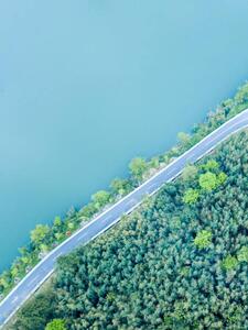 Umělecká fotografie Highway beside the lake, Tingting Wu, (30 x 40 cm)