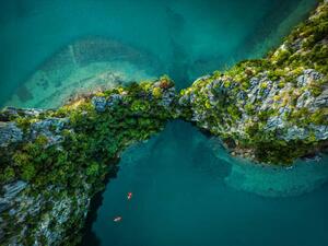 Umělecká fotografie Drone view on rocks and canoes, Nikada, (40 x 30 cm)