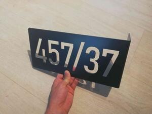 Domovní číslo tabulka lakovaná 7 Velikost: 10 x 24 x 7(ohyb) cm (M), Odstín: RAL 9005 - černá, Ohyb: Na pravé straně od čísla