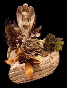 Aranžmá - smuteční dekorace - Srdce s křídly - aranžmá přírodní s andělkou na hrob,v.23cm