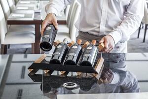 RAXI - český výrobek Pultový stojan na víno RAXI s kapacitou 24 lahví