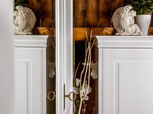 KATMANDU Dřevěná skříň Toskania, bílá z borového dřeva 3D bez zrcadla, 218x193x62 cm