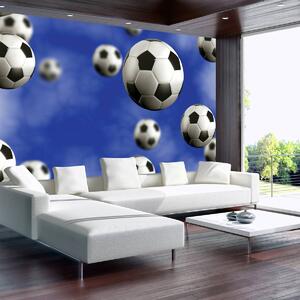 Fototapeta - Fotbalové míče na modrém pozadí (152,5x104 cm)
