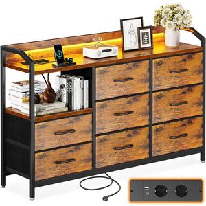 Komoda s 8 zásuvkami potaženými látkou, LED osvětlením, 2 USB porty a 2 zásuvkami na 230V, rozměry 110x30x88 cm, vintage styl