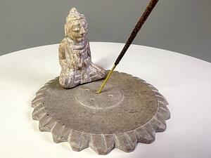Kamenný stojánek sedící Buddha