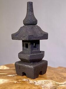 Japonská kamenná lampička 38 cm – zahradní dekorace z umělého kamene