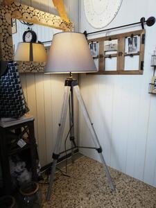 Stojací dřevěná lampa