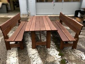 KULHÁNEK nábytek Zahradní dubová sestava - stůl, 2x lavice s opěradlem (rustikální provedení) Délka: individuální, Odstín nátěru: olej - palisandr