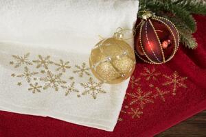 Bavlněný vánoční ručník se zlatými vločkami Šířka: 70 cm | Délka: 140 cm