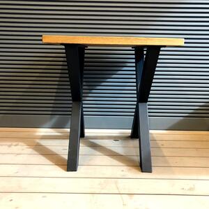 KULHÁNEK Čtvercový stolek s kovovými nohami „X“ Odstín nátěru: olej - teak, Velikost desky: 70x70 cm, Odstín podnože: černá s jemnou strukturou - JS RAL 9005