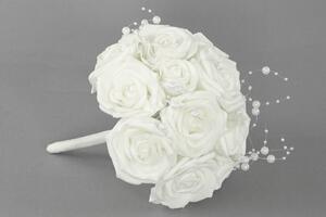 Puget z pěnových růžiček s korálky do ruky , barva bílá, umělá dekorace PRZ2889