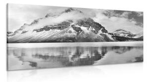 Obraz jezero poblíž nádherné hory v černobílém provedení - 120x60 cm