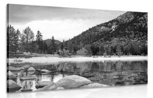 Obraz jezero v nádherné přírodě v černobílém provedení - 60x40 cm