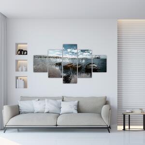 Obraz - Dřevěné loďky na jezeru (125x70 cm)