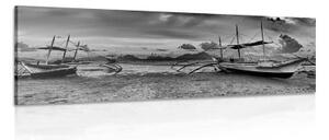 Obraz loďky při západu slunce v černobílém provedení - 120x40 cm