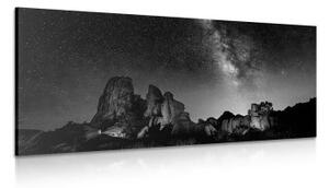 Obraz hvězdná obloha nad skalami v černobílém provedení - 100x50 cm