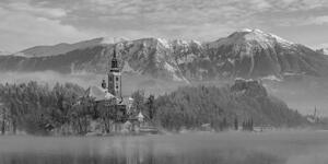 Obraz kostel u jezera Bled ve Slovinsku v černobílém provedení - 100x50 cm