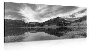 Obraz jezero pod kopci v černobílém provedení - 100x50 cm