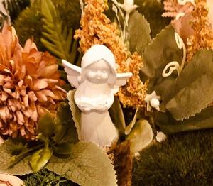 Aranžmá smuteční - srdce květinové s andělíčkem a mechem na hrob,pr.30cm