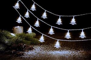 Vnitřní světelný vánoční řetěz s LED diodami ve tvaru vánočního stromečku - studená bílá, bílý kabel, 3m, 28 LED