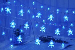 Vnitřní LED vánoční řetěz s hvězdičkami - 6m, 50 LED, modrá, průhledný kabel