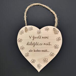 AMADEA Dřevěné srdce s textem V životě není důležité, co máš, ale..., masivní dřevo, 16 x 15 cm