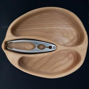 AMADEA Dřevěná miska ve tvaru ořechu s louškáčkem, masivní dřevo, rozměr 28x23x4,5 cm