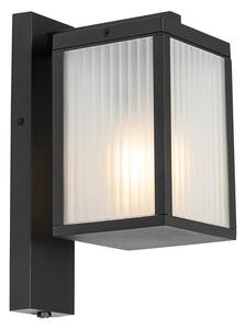 Venkovní nástěnná lucerna černá s vroubkovaným sklem a senzorem světlo-tma - Charlois