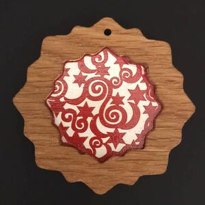 AMADEA Dřevěná ozdoba z masivu s barevným vkladem - vločka s ornamentem 8 cm